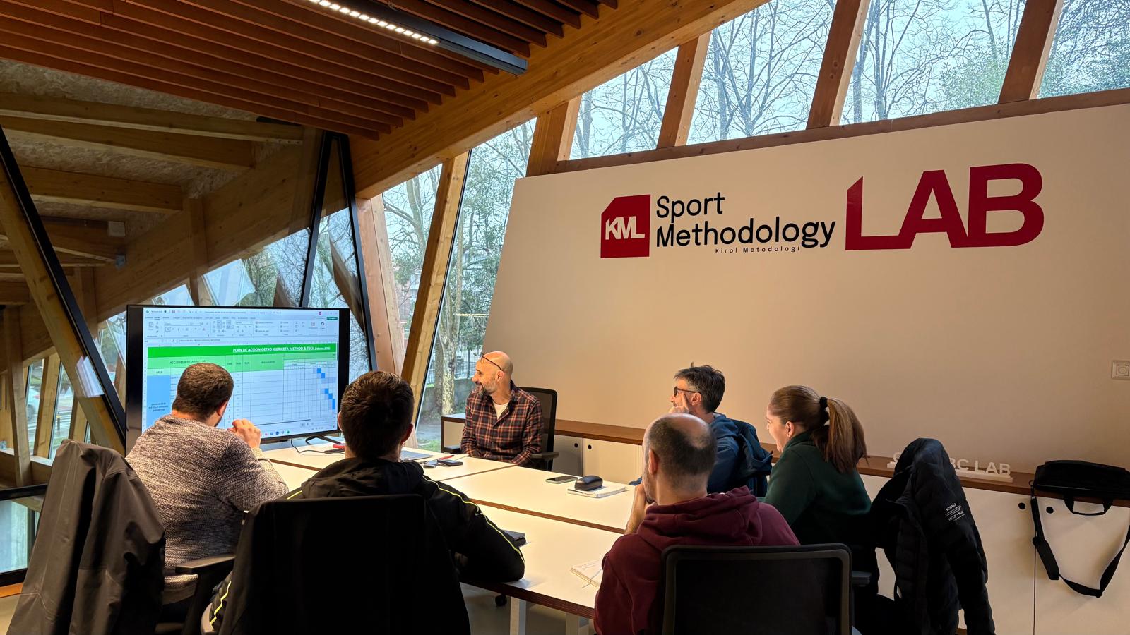 Del campo al agua: El Kirol Metodologi LAB inicia la adaptación de su modelo con Natación Getxo