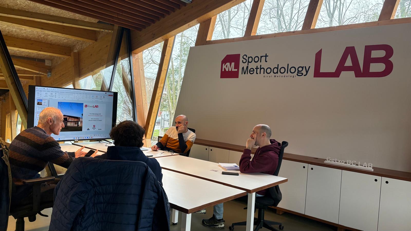 Tenisak bat egiten du Kirol Metodologi LABen garapen metodologikoarekin