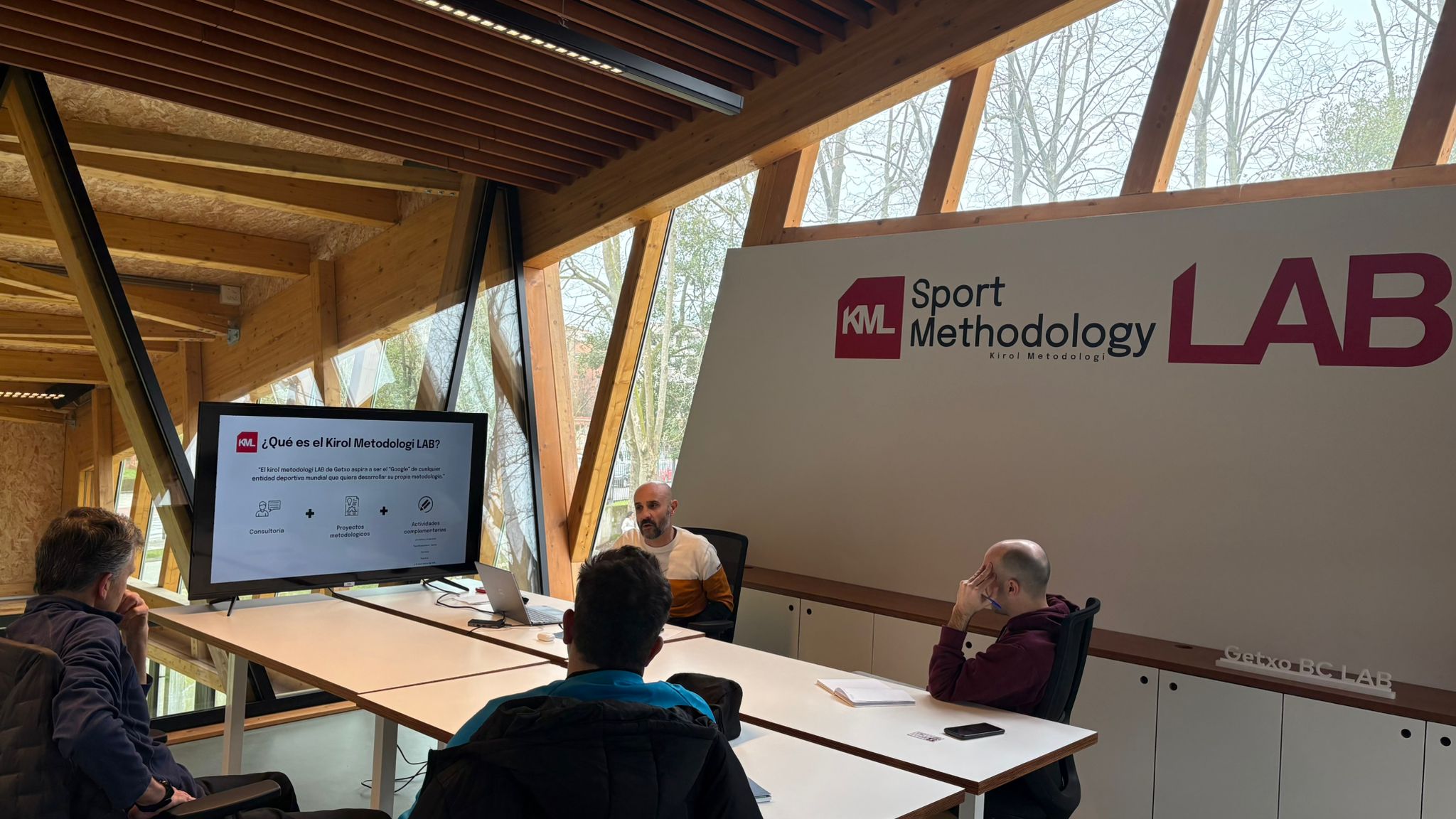 Innovación en la pista: El Kirol Metodologi LAB detalla sus herramientas tecnológicas al área técnica de Balonmano Romo